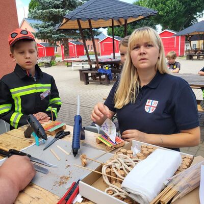 Basteln von kleinen Fl&ouml;&szlig;en durch die Kinderfeuerwehr