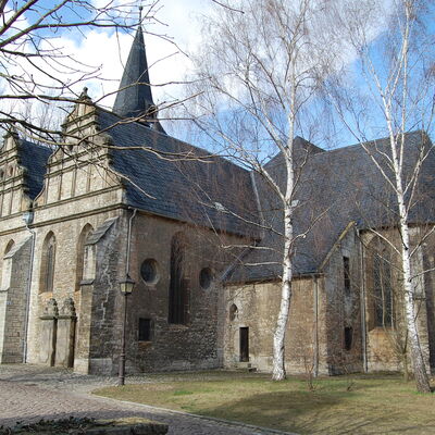 Gesamtansicht der historischen Martinikirche Kroppenstedt mit ihrem markanten Kirchturm, den drei Renaissancegiebeln und dem &ouml;stlichen Chorbereich. Das &uuml;ber Jahrhunderte gewachsene Kirchengeb&auml;ude verbindet unterschiedliche Baustile und erhielt durch die Erweiterungen zwischen 1593 und 1616 seine bis heute charakteristische vierschiffige und unsymmetrische Gestalt.
