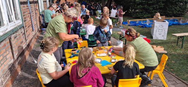 Bunte Papageien beim Piratenfest basteln
