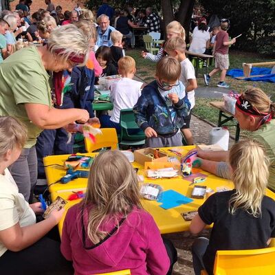 Bunte Papageien beim Piratenfest basteln