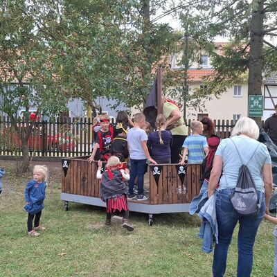 Zwei selbstgebaute Piratenboote bereichern das Au&szlig;engel&auml;nde der Kita &raquo;Spatzennest&laquo; in Wulferstedt. Schon beim Piratenfest laden die Geschenke zum gemeinsamen Spielen ein.