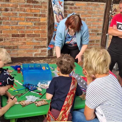 An der Bastelstation des Piratenfestes in der Kita &raquo;Spatzennest&laquo; in Wulferstedt gestalten die Kinder eigene Piratenaccessoires mit bunten Stiften.
