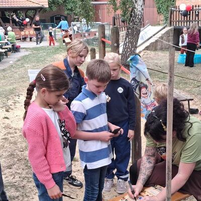 Mit Augenklappen und Piratenkarten sind die Kinder beim Piratenfest der Kita &raquo;Spatzennest&laquo; in Wulferstedt unterwegs. Die Spielstationen bieten ihnen abwechslungsreiche Aufgaben.
