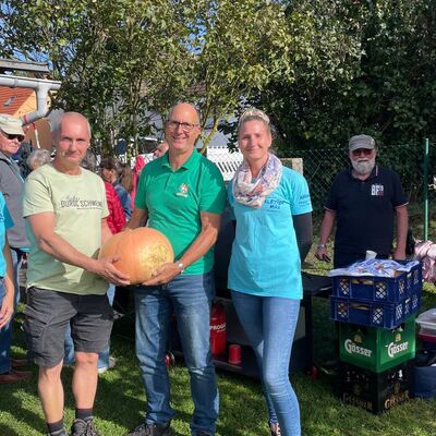 Beim Drachenfest erhielt die Kita Klettermax einen gro&szlig;en K&uuml;rbis als Geschenk des Kleingartenvereins Krottorf. Die &Uuml;bergabe steht zugleich f&uuml;r die enge Zusammenarbeit zwischen Kita, F&ouml;rderverein und engagierten Menschen aus der Dorfgemeinschaft.