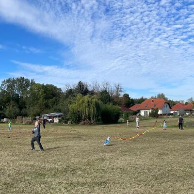 Das Drachenfest der Kita Klettermax bot den Kindern viel Platz zum Spielen, Toben und Drachensteigen. Bei blauem Himmel und sch&ouml;nstem Herbstwetter verbrachten Familien und Dorfgemeinschaft gemeinsam einen entspannten Nachmittag in Krottorf.