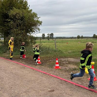 An der Station der Feuerwehr Am Gro&szlig;en Graben mussten die Kinder und Jugendlichen so viel Wasser wie m&ouml;glich mit Schw&auml;mmen durch einen Parcours in einen anderen Wassereimer bringen.