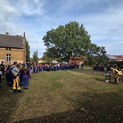 Nach der St&auml;rkung beim Mittagessen trafen sich alle Teilnehmer mit Ihren Betreuern im Garten der Kirche. Dort fand die Siegerehrung durch die Gemeindejugendwartin Linda Ertmer statt.