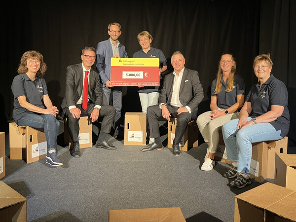 F&ouml;rder&uuml;bergabe der Stiftung der Kreissparkasse B&ouml;rde an KirchplatzVier e.V.