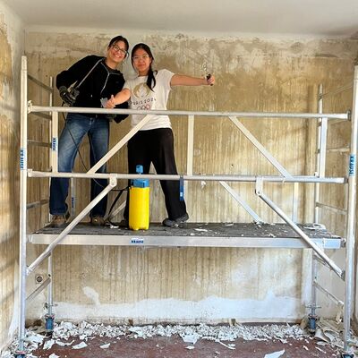 Mit viel praktischem Einsatz unterst&uuml;tzen Freiwillige des Internationalen Bauordens die R&uuml;ckbau- und Sanierungsarbeiten auf Gut 6 in Krottorf. In den historischen R&auml;umen werden unter anderem alte Wandbel&auml;ge und nicht mehr ben&ouml;tigte Bauteile entfernt.